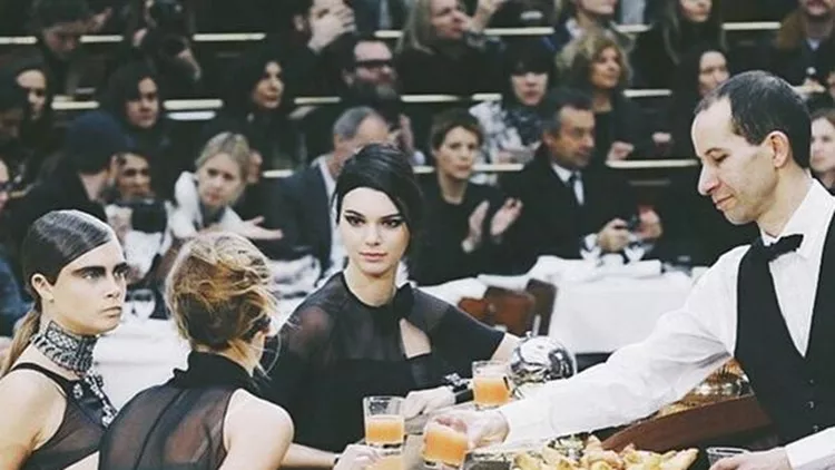 Chanel AW15: 15+1 φωτογραφίες από τη "Brasserie Gabrielle"